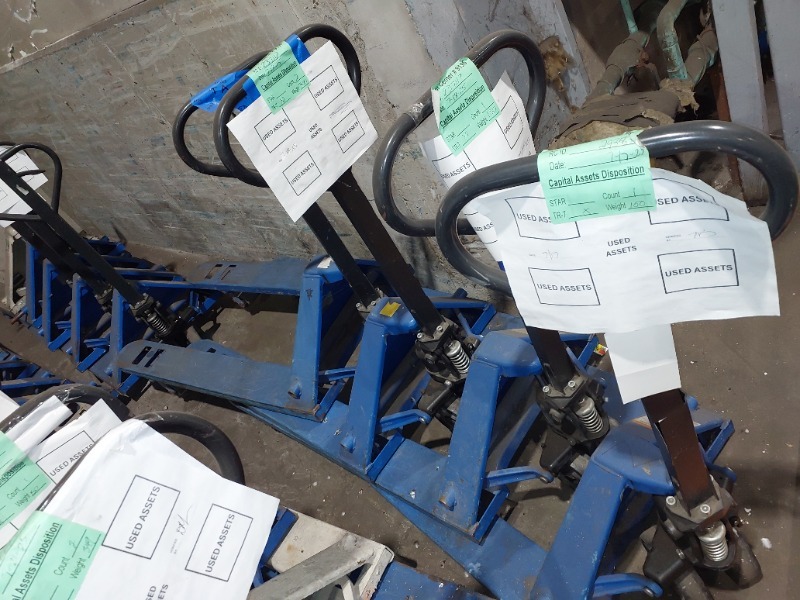 Condition photo showing As Is for manual pallet jacks 5/7